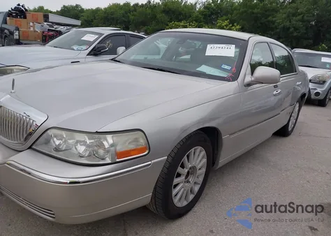 2003 Lincoln Town Car Signature из США, поврежденный, VIN 1LNHM82W13Y640985